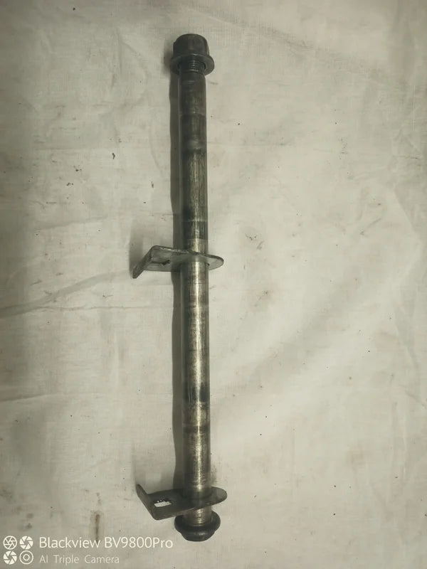 Axe de roue arrière SUZUKI BANDIT 600 de 1996