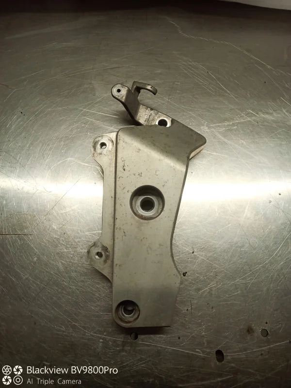 Platine support repose pieds latéral droit HONDA HORNET 600 de 1998
