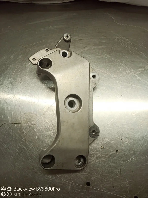 Platine support repose pieds latéral gauche HONDA HORNET 600 de 1998