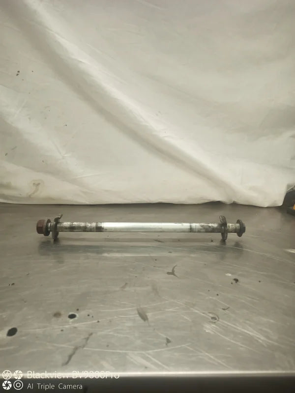 Axe de roue arrière HONDA HORNET 600 de 1998