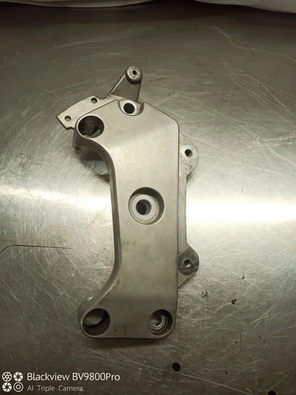 Platine support repose pieds latéral gauche HONDA HORNET 600 de 1998