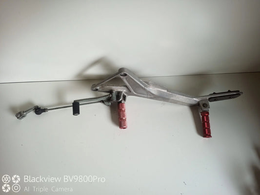 Platine repose pieds gauche HONDA HORNET 600 de 1998