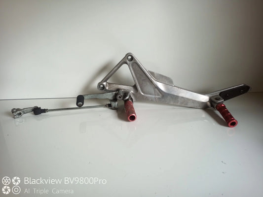 Platine repose pieds gauche HONDA HORNET 600 de 1998