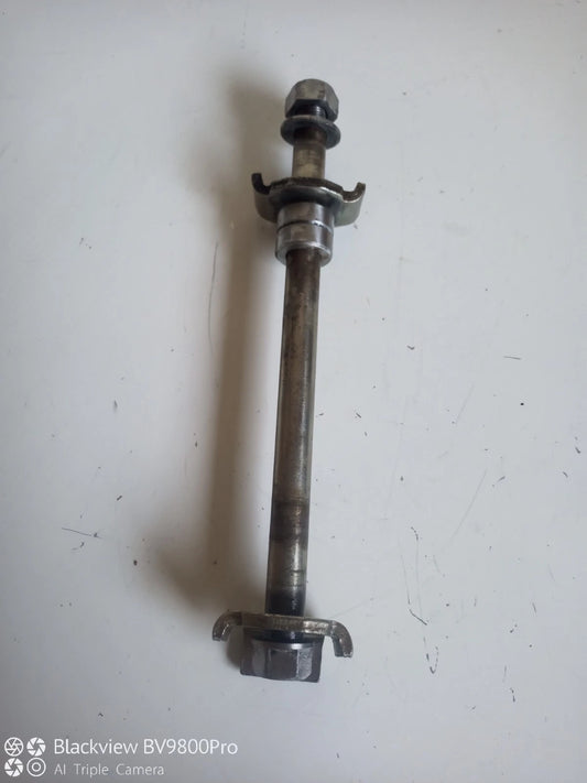 Axe de roue arrière YAMAHA XTX 125 de 2006