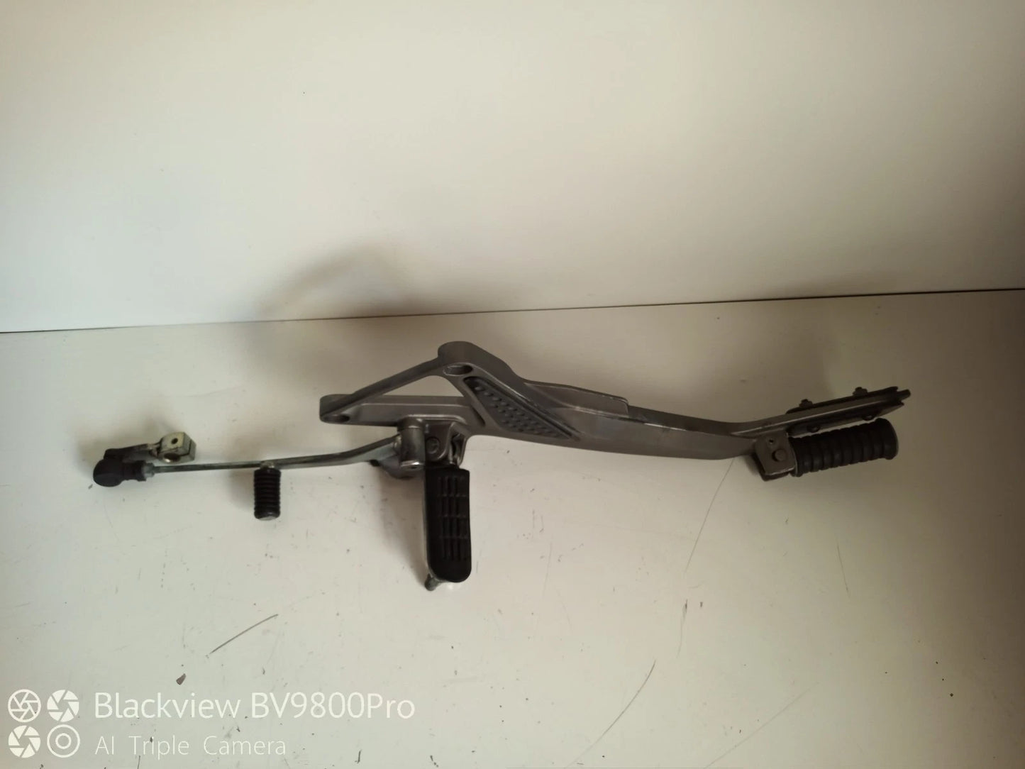 Platine repose pieds gauche HONDA HORNET 600 de 2003