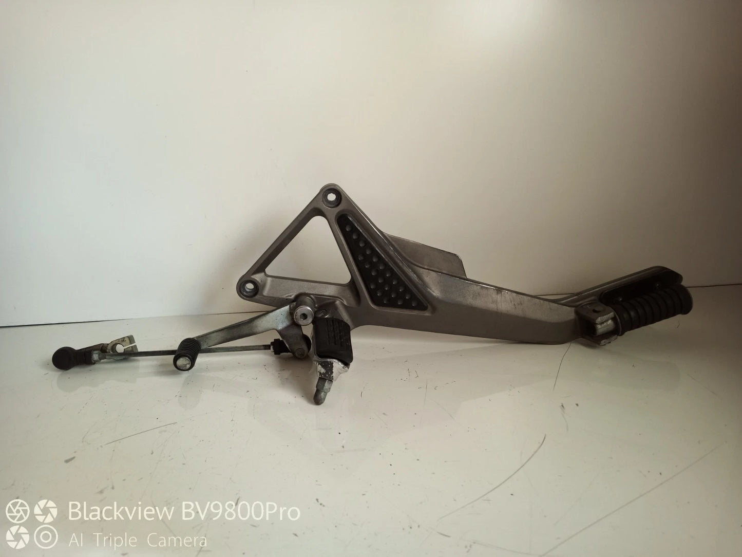 Platine repose pieds gauche HONDA HORNET 600 de 2003