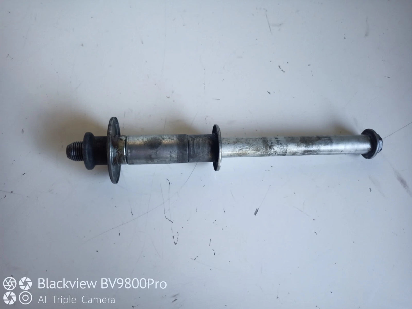 Axe de roue avant SUZUKI BANDIT 600 de 2001