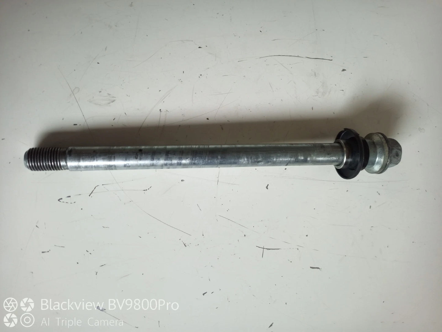 Axe de roue avant YAMAHA XV VIRAGO 125 de 1999
