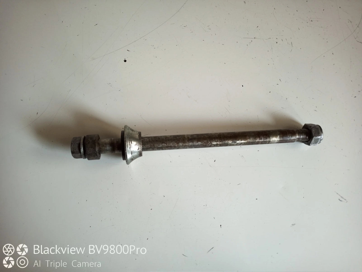 Axe de roue arrière YAMAHA 50 DT de 1996