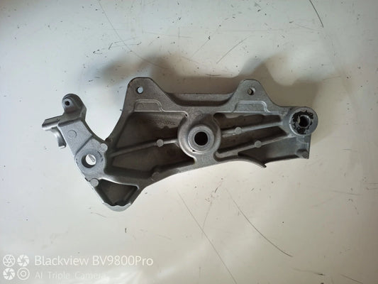 Platine support repose pieds droit HONDA HORNET 600 de 2003
