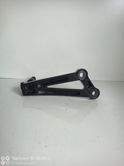 Platine repose pieds passager gauche KAWASAKI Z750 de 2004