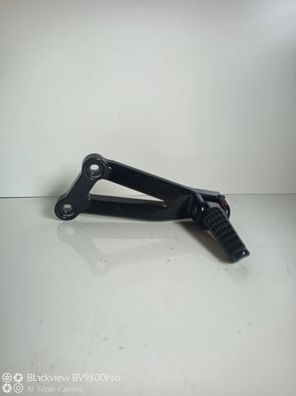 Platine repose pieds passager gauche KAWASAKI Z750 de 2004