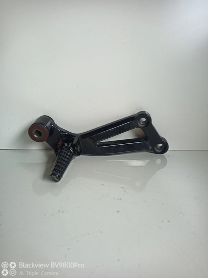 Platine repose pieds passager droit KAWASAKI Z750 de 2004