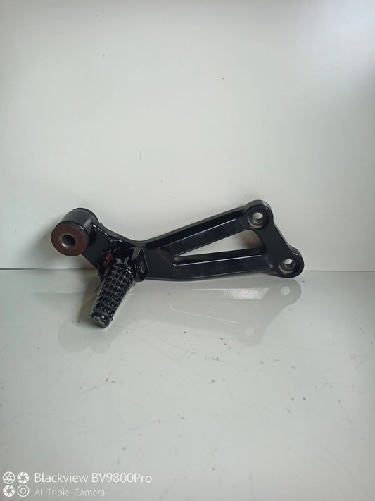 Platine repose pieds passager droit KAWASAKI Z750 de 2004