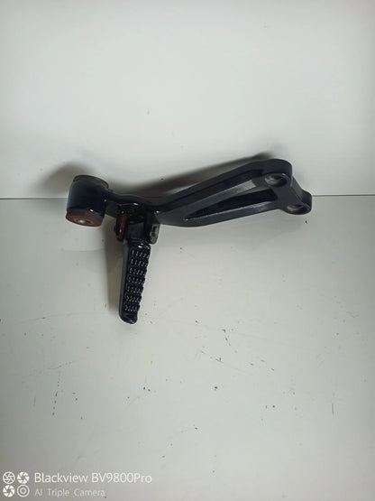 Platine repose pieds passager droit KAWASAKI Z750 de 2004